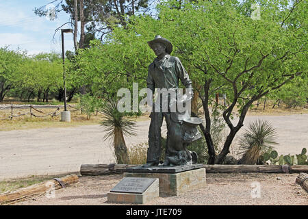 Vail, Arizona, Stati Uniti d'America, 10 Aprile 2017: Cowboy statua, un tributo ad una razza speciale, vicino all'area picnic sul La Posta Ranch Quemada nella grotta colossale Moun Foto Stock