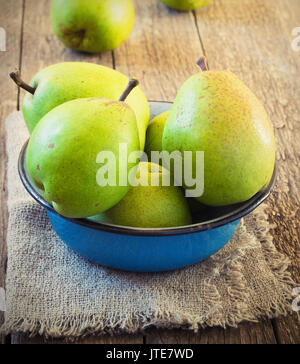 Pere fresche su sfondo di legno Foto Stock