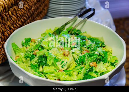 Salmone sani, insalata di avocado con crescione e bacche di goji, i semi di zucca mescolare sulla piastra verde Foto Stock