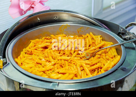Succhieruola di cottura di pasta la pasta in una teglia Foto Stock