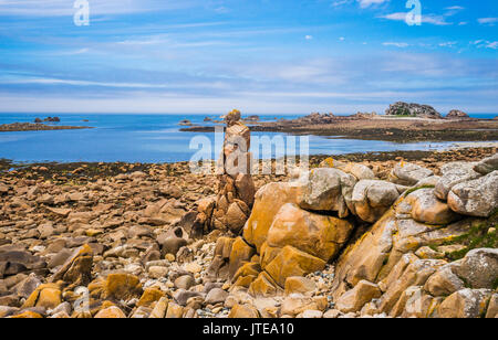 Francia, Bretagna Cotes-d'Armor dipartimento, costa rocciosa nel paesaggio costiero della Gouffre de Plougrescant sulla Côte de Granit Rose, Rosa G Foto Stock