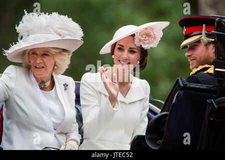 La duchessa di Cambridge indossando un Alexander McQueen crema cappotto abito, duchessa di Cornovaglia e il principe Harry nella sua Blues e Royals uniforme. 11/6/2016 Foto Stock