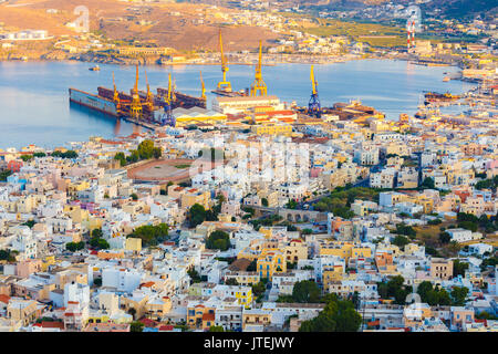 Ermoupolis o porta Hermoupolis e edifici di distanza al crepuscolo.Ermoupolis è una città e ex comune sull'isola di Syros, Cicladi Grecia Foto Stock