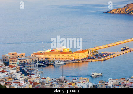 Ermoupolis o porta Hermoupolis e edifici di distanza al crepuscolo.Ermoupolis è una città e ex comune sull'isola di Syros, Cicladi Grecia Foto Stock