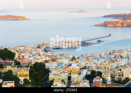 Ermoupolis o porta Hermoupolis e edifici di distanza al crepuscolo.Ermoupolis è una città e ex comune sull'isola di Syros, Cicladi Grecia Foto Stock