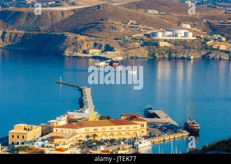 Ermoupolis o porta Hermoupolis e edifici di distanza al crepuscolo.Ermoupolis è una città e ex comune sull'isola di Syros, Cicladi Grecia Foto Stock