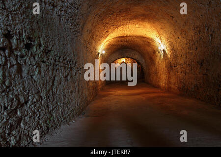 Ben illuminata catacombe del castello di Dubno, Ucraina Foto Stock