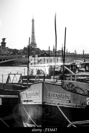 Piccole barche sul Fiume Senna a Parigi - situato a Pont Alexandre Bridge Foto Stock