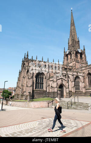 Rotherham Minster, conosciuta anche come All Saints Church, una suggestiva chiesa gotica con guglia alta a Rotherham, South Yorkshire, Inghilterra Foto Stock