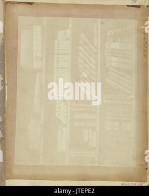 William Henry Fox Talbot (British libri su quattro ripiani. Foto Stock