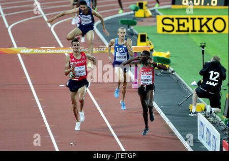 Del Kenya Kipruto Conseslus (destra) sul suo modo di vincere gli Uomini 3000m Siepi final durante il giorno cinque del 2017 IAAF Campionati del mondo presso il London Stadium. Foto Stock