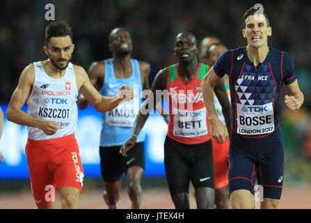 In Francia la Pierre-Ambroise Bosse (destra) vince l'uomo 800m Finale durante il giorno cinque del 2017 IAAF Campionati del mondo presso il London Stadium. Foto Stock