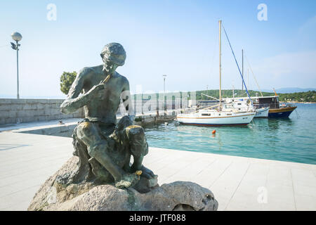 Gnivizze, Croazia - 24 Giugno 2017 : scultura di un pescatore di riparazione del net presso il lungomare di Njivice, isola di Krk, Croazia. Foto Stock