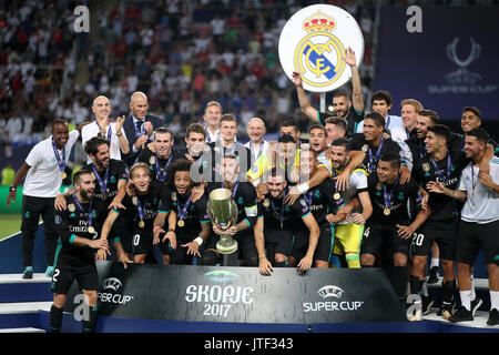 Real Madrid Sergio Ramos solleva la Coppa UEFA Intertoto trofeo durante la Coppa UEFA Intertoto corrispondono a Philip II Arena, Skopje, Macedonia. Foto Stock