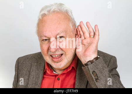 Bad audizione senior tenendo la mano sul suo orecchio - su sfondo lucido Foto Stock