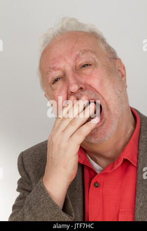 Uomo Barbuto sbadigli - su sfondo lucido Foto Stock