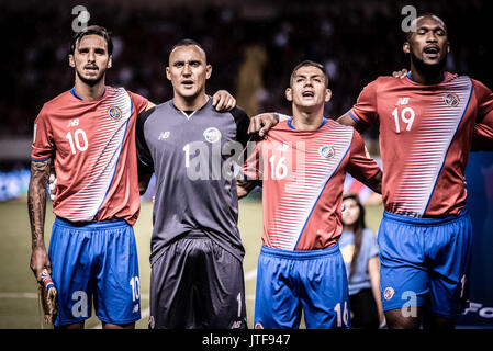 SAN JOSE, COSTA RICA. Giugno 13, 2017 - Costa Rica i giocatori Bryan Ruiz, Keylor Navas, Cristian Gamboa e Kendall Waston cantando l'inno nazionale indietro Foto Stock