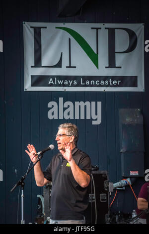 Introduzione di Arlo Guthrie e figlia Sarah Lee performing live a lungo il Parco del concerto, Lancaster, PA. Foto Stock