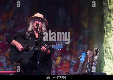 Arlo Guthrie e figlia Sarah Lee eseguire live a lungo il Parco del concerto, Lancaster, PA. Canzoni incluse Alice il ristorante, la città di New Orleans. Foto Stock