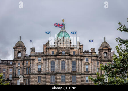 Banca di Edimburgo con la bandiera europea e bandiere scozzese Foto Stock