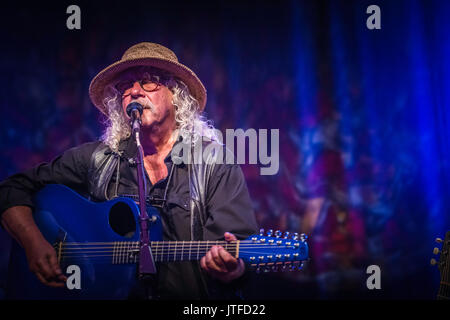 Arlo Guthrie e figlia Sarah Lee eseguire live a lungo il Parco del concerto, Lancaster, PA. Canzoni incluse Alice il ristorante, la città di New Orleans. Foto Stock