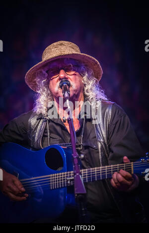 Arlo Guthrie e figlia Sarah Lee eseguire live a lungo il Parco del concerto, Lancaster, PA. Canzoni incluse Alice il ristorante, la città di New Orleans. Foto Stock