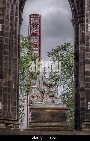 Sir Walter Scott Memorial statua con ruota panoramica Ferris Foto Stock