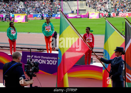 Tirunesh Dibaba dell Etiopia, argento, Almaz l'Ayana dell Etiopia, oro e Agnes Jebet Tirop del Kenya, bronzo a IAAF Campionati del Mondo London 2017. Foto Stock