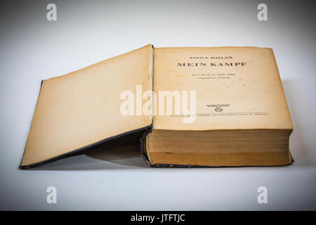 1943 edizione tedesca di Adol Hitler libro autobiografico Mein Kampf. Foto Stock