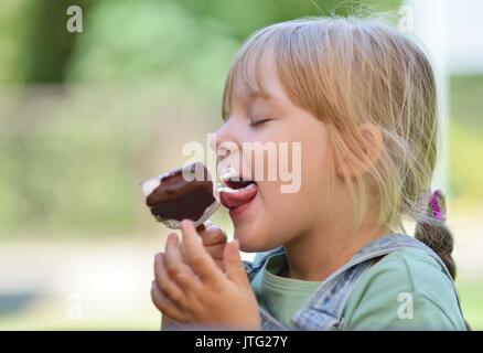 Bambino mangiare gelato. Foto Stock