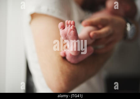 Giovane padre felice con simpatici baby Foto Stock