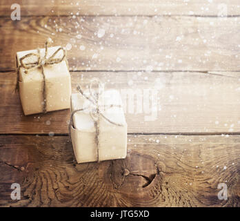 I regali di Natale sul scuro dello sfondo in legno in stile vintage tonificante Foto Stock