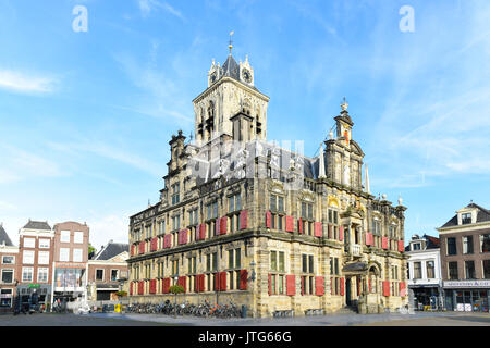 Una vista del Stadhuis o City Hall di Delft piazza del mercato di Delft, South Holland, Paesi Bassi Foto Stock