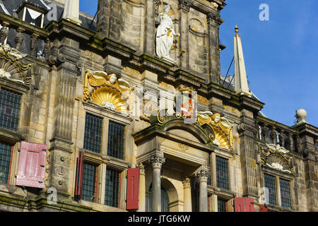 Una vista del Stadhuis o City Hall di Delft piazza del mercato di Delft, South Holland, Paesi Bassi Foto Stock