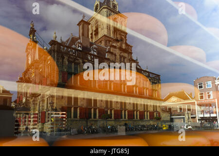 La Stadhuis o Municipio riflessa nella vetrina di un negozio di formaggi in Delft, South Holland, Paesi Bassi Foto Stock