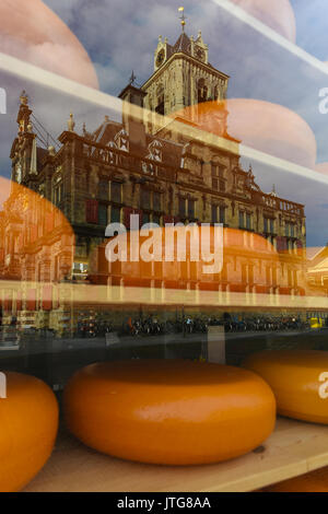 La Stadhuis o Municipio riflessa nella vetrina di un negozio di formaggi in Delft, South Holland, Paesi Bassi Foto Stock