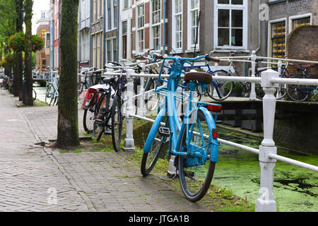 Un blu brillante bicicletta mediante la banca Canale di Beagle in Delft, South Holland, Paesi Bassi Foto Stock