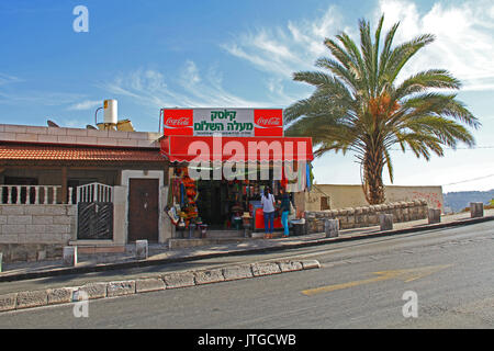 Gerusalemme, Israele, ottobre 24, 2013, due turisti femmina shopping in un negozio sul ciglio della strada appena fuori la vecchia Gerusalemme, Israele. Foto Stock