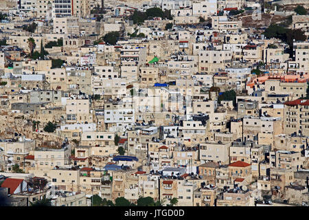 Case sul pendio di una collina in Israele come visto da vicino alla città vecchia di Gerusalemme. Foto Stock