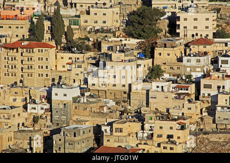 Case sul pendio di una collina in Israele come visto da vicino alla città vecchia di Gerusalemme. Foto Stock