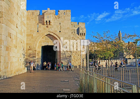 Gerusalemme, Israele, 24 ottobre 2013, vista esterna della porta di Jaffa al di fuori delle mura antiche della città di Gerusalemme, Israele. Foto Stock