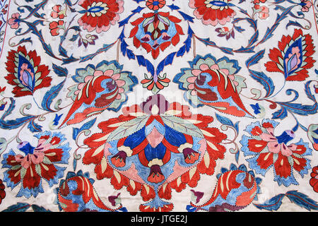 Gerusalemme, Israele - 25 ottobre 2013: rosso, bianco, blu e verde di tappezzeria da parete trovati a Gerusalemme, Israele. Foto Stock