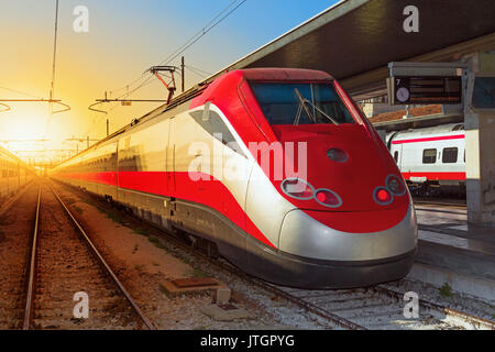 Moderno treno ad alta velocità presso la stazione ferroviaria in Italia Foto Stock