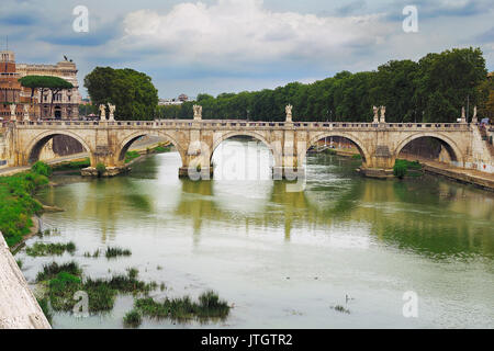 Vista sul Ponte di Sant'Angelo (Ponte Sant Angelo), Roma, Italia Foto Stock