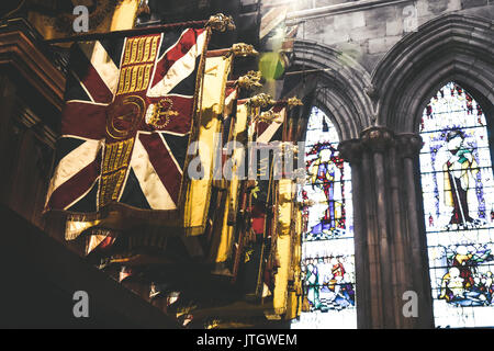 I colorati Bandiere del reggimento visualizzato nel transetto sud di Lichfield Cathedral, Staffordshire Foto Stock