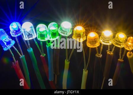 Riga di colorato luminoso luci led collegati gli uni agli altri Foto Stock