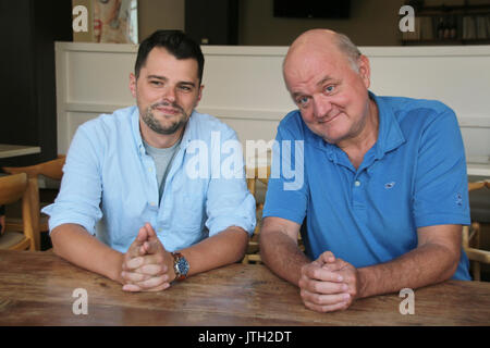 Manhattan, New York, Stati Uniti d'America. 21 Luglio, 2017. Il 'New York Magazine' ristorante critici Alan Sytsma (l) e Adam Platt seduti nelle cantine del 'New York Magazine' durante un'intervista a Manhattan, New York, Stati Uniti d'America, 21 luglio 2017. Foto: Christina Horsten/dpa/Alamy Live News Foto Stock