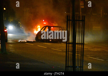 Belfast, Irlanda del Nord. 09Aug, 2017. Un automobile brucia in mezzo alla strada nella nuova area del lodge di Belfast. Belfast: REGNO UNITO: 09 Ago Credito: Mark inverno/Alamy Live News Foto Stock