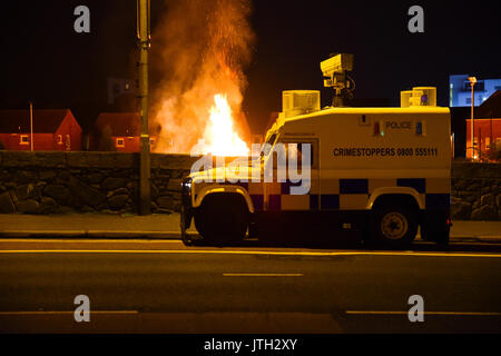 Belfast, Irlanda del Nord. 09Aug, 2017. PSNI TSG Unità osservare un falò Anti-Internment presso l area Markets di Belfast. L'evento trascorsi pacificamente dopo una giornata o una sommossa il giorno precedente quando lo stesso falò era stato rimosso. Belfast: REGNO UNITO: 09 Ago Credito: Mark inverno/Alamy Live News Foto Stock