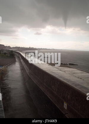 Sheerness, Kent, Regno Unito. 08 Ago, 2017. Regno Unito Meteo: un imbuto il cloud è apparso sull'acqua in Sheerness martedì durante un temporale, che ha causato molto scalpore sui social media. Credito: James Bell/Alamy Live News Foto Stock